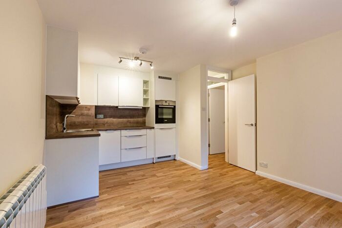 2 Bedroom Flat To Rent In Bushey Grove Road, Bushey, WD23