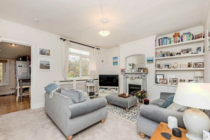 2 Bedroom Flat To Rent In Elmers Drive, Teddington, TW11