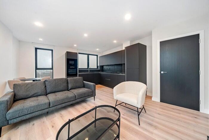 2 Bedroom Flat To Rent In Middle Road, London, W7