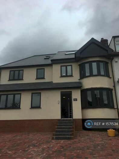 2 Bedroom Flat To Rent In Ridgeway, Woodford Green, IG8