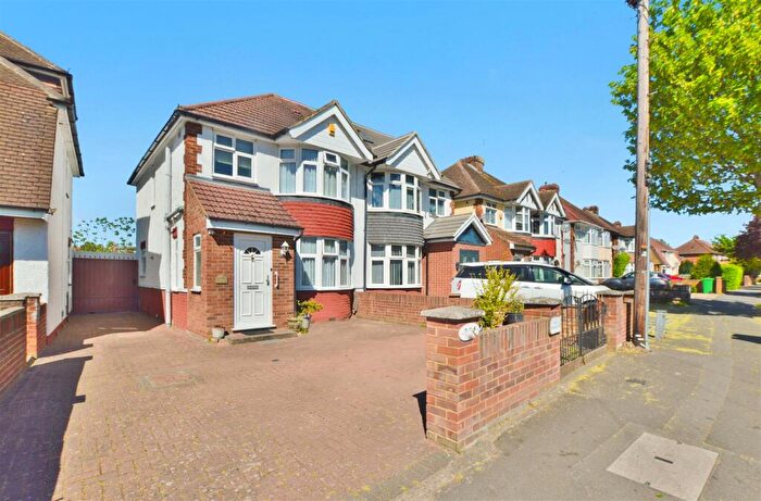 3 Bedroom Semi-Detached House For Sale In Stoke Poges Lane, Slough, SL1