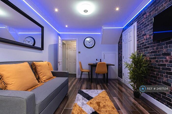 2 Bedroom Flat To Rent In Gables Lodge -, Reading, RG1