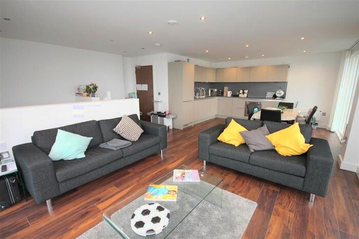 3 Bedroom Flat To Rent In Greengate, Salford, M3