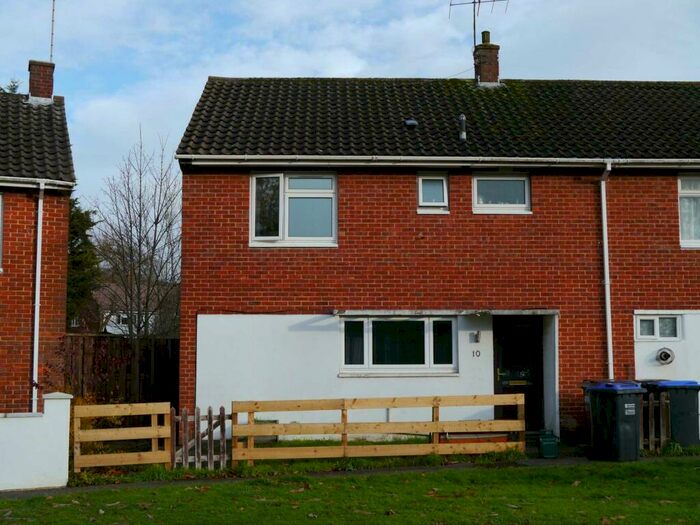 4 Bedroom Semi-Detached House To Rent In Pondcroft, Hatfield, AL10