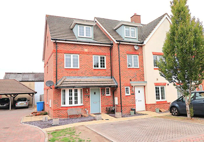 4 Bedroom End Of Terrace House For Sale In Kiln Place, Farnborough, GU14