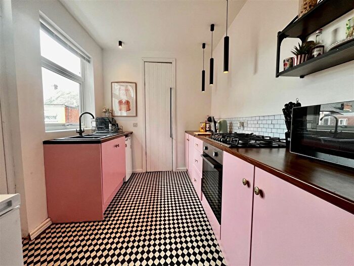 2 Bedroom Flat For Sale In Fern Dene Road, Bensham, Gateshead, NE8