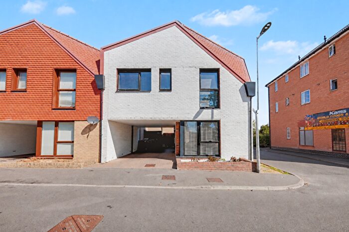 3 Bedroom Semi-Detached House For Sale In Austen Road, Basildon, Essex, SS14