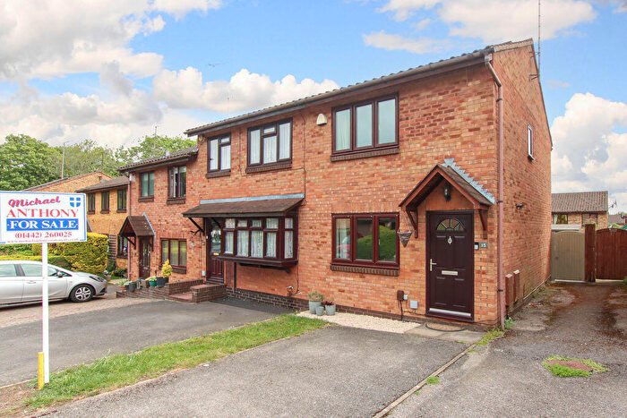 2 Bedroom End Of Terrace House For Sale In Half Moon Meadow, Hemel Hempstead, HP2