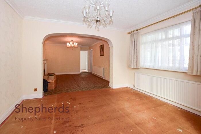 2 Bedroom Semi-Detached Bungalow For Sale In Winton Drive, Cheshunt, EN8