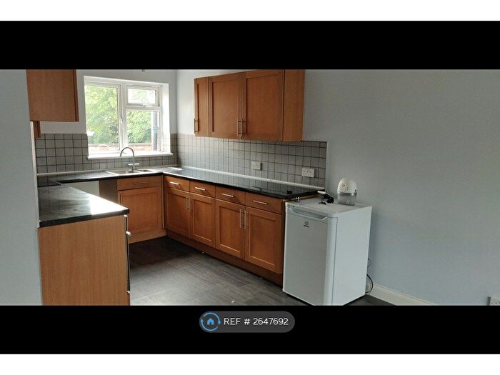 2 Bedroom Flat To Rent In Brittany Court, Dunstable, LU6
