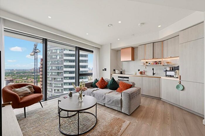 2 Bedroom Apartment To Rent In Aspen, Marsh Wall, Canary Wharf, E14