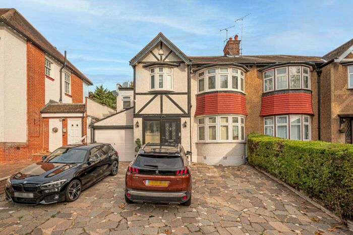 4 Bedroom Semi-Detached House To Rent In Beechwood Avenue, Finchley, London, N3