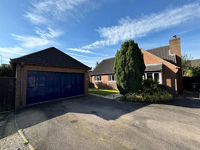 3 Bedroom Detached Bungalow For Sale In Hadfield Close, Staunton, Gloucester, GL19