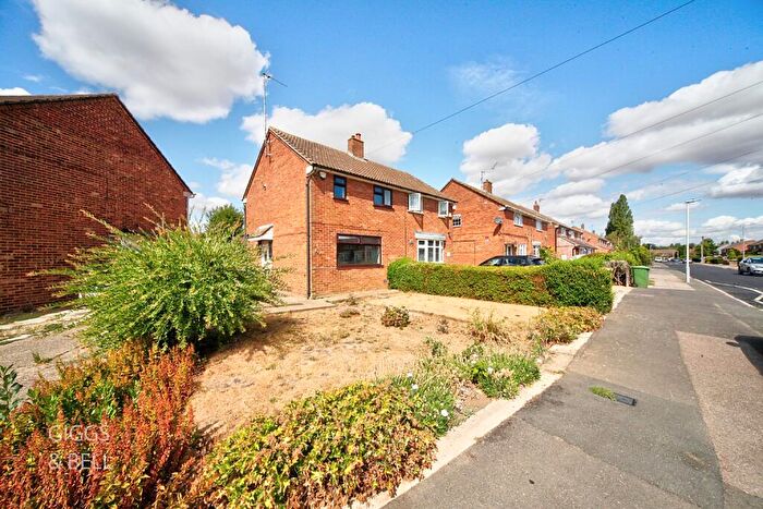 2 Bedroom Semi Detached House For Sale In Chesford Road, Luton, Bedfordshire, LU2