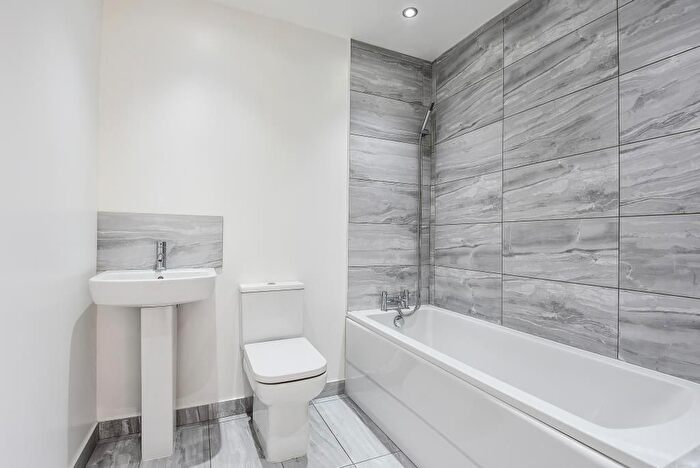 3 Bedroom Flat To Rent In Northumberland Avenue, Reading, RG2