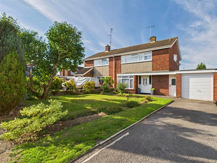 3 Bedroom Semi-Detached House For Sale In Malvern Road, Aylesbury, HP20
