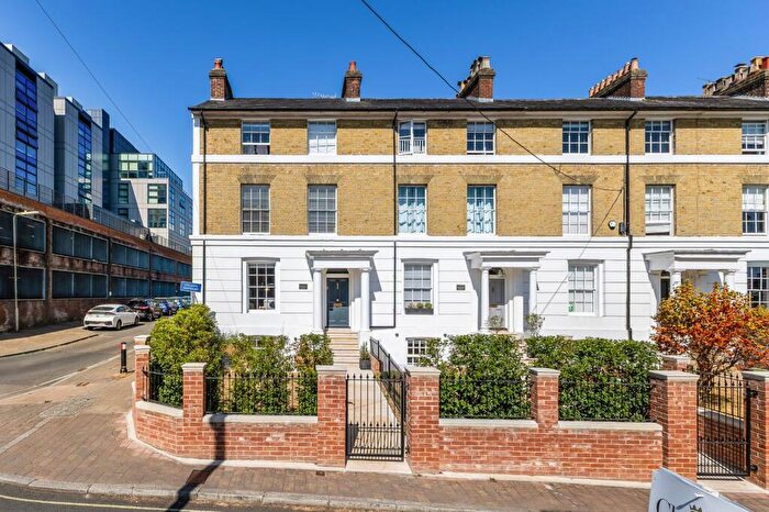 2 Bedroom Duplex For Sale In Parmenter House, Tower Street, Winchester, Hampshire, SO23