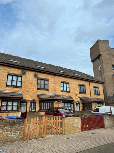 4 Bedroom Town House To Rent In Allen Road, Bow, E3