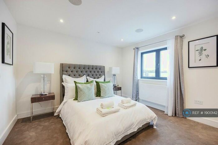 4 Bedroom Detached House To Rent In Phoenix Close, Chalfont St. Peter, Gerrards Cross, SL9