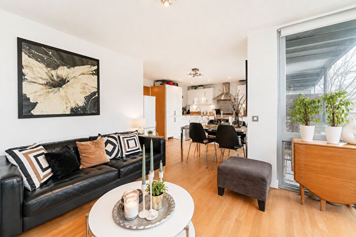 2 Bedroom Flat For Sale In Hunt Close, London, W11