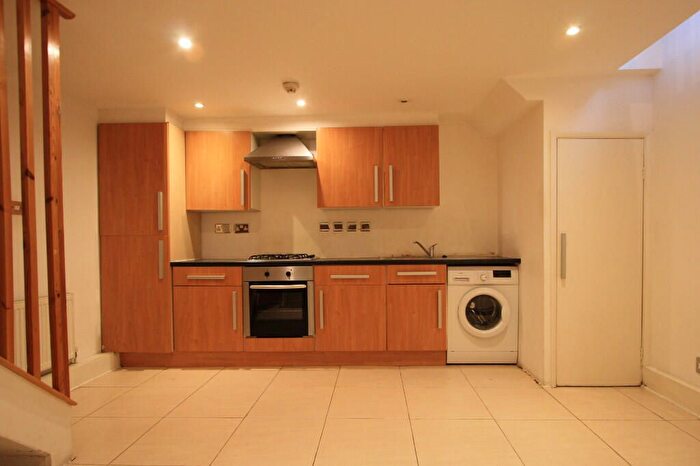 3 Bedroom Flat To Rent In Elias Place, London, SW8