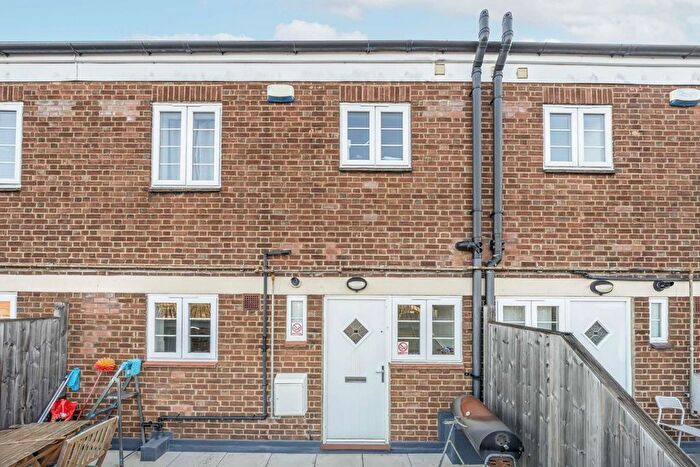 3 Bedroom Flat To Rent In High Street, Whitton, TW2