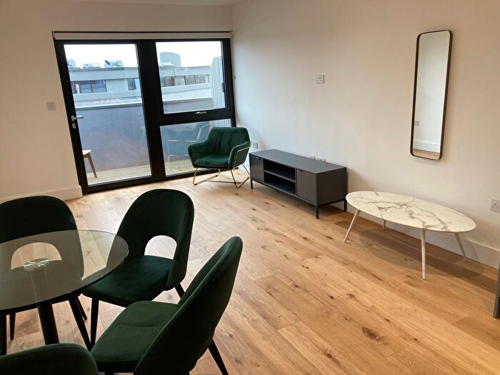 2 Bedroom Flat To Rent In Very Near Renault Dealership Currys, Brentford, TW8