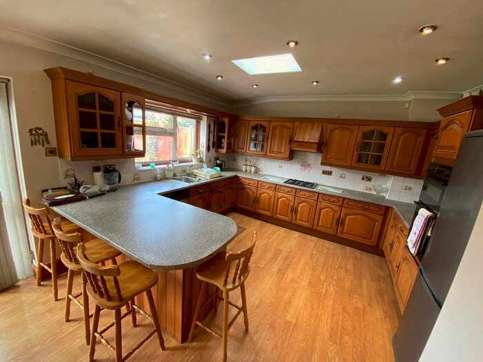 4 Bedroom Semi-Detached House To Rent In Blossom Waye, Hounslow, TW5