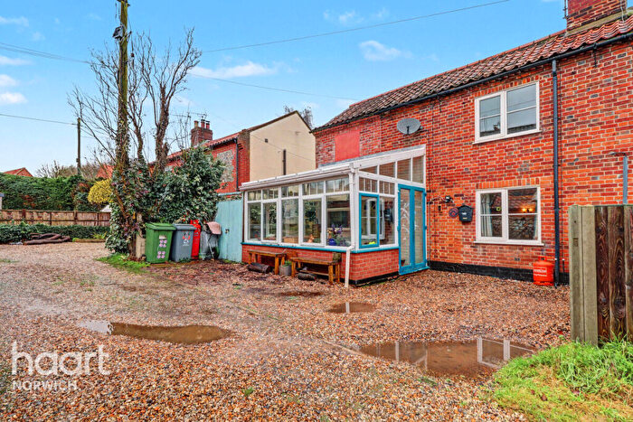 4 Bedroom Semi-Detached House For Sale In The Street, Norwich, NR10