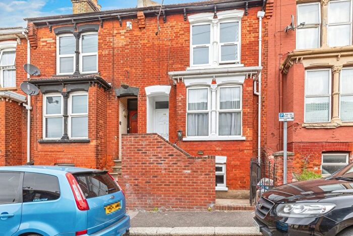 3 Bedroom Terraced House For Sale In Hillside Road, Chatham, Kent, ME4