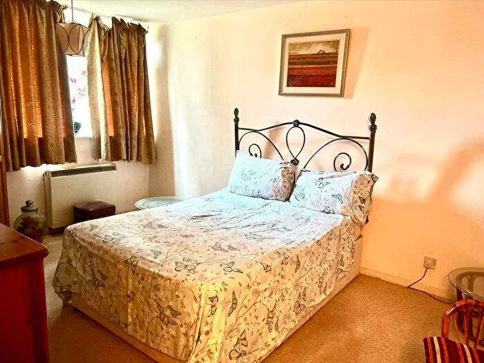 2 Bedroom Flat For Sale In Gatewick Close, Slough, SL1
