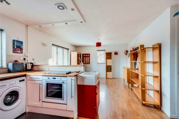 1 Bedroom Apartment To Rent In Pheasant Walk, OX4