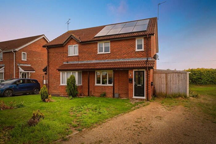 3 Bedroom Semi-Detached House For Sale In Hazelwood Drive, Gonerby Hill Foot, Grantham, NG31