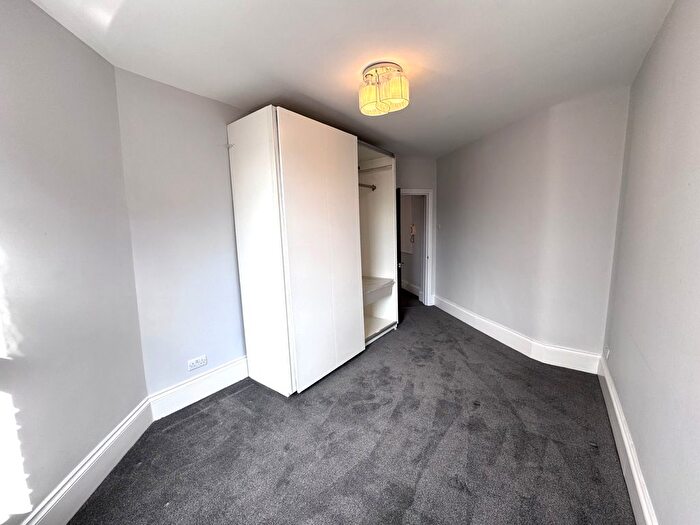 3 Bedroom Flat To Rent In Rostrevor Road, London, SW6