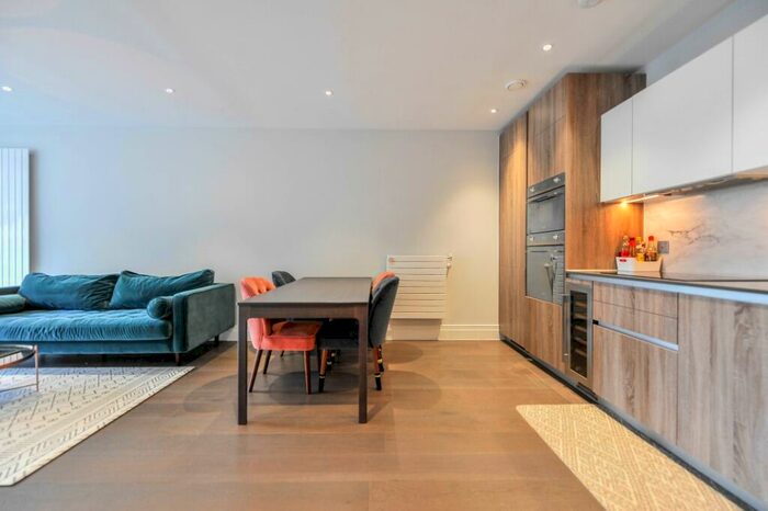 3 Bedroom Flat To Rent In Queenshurst Square, Kingston, KT2