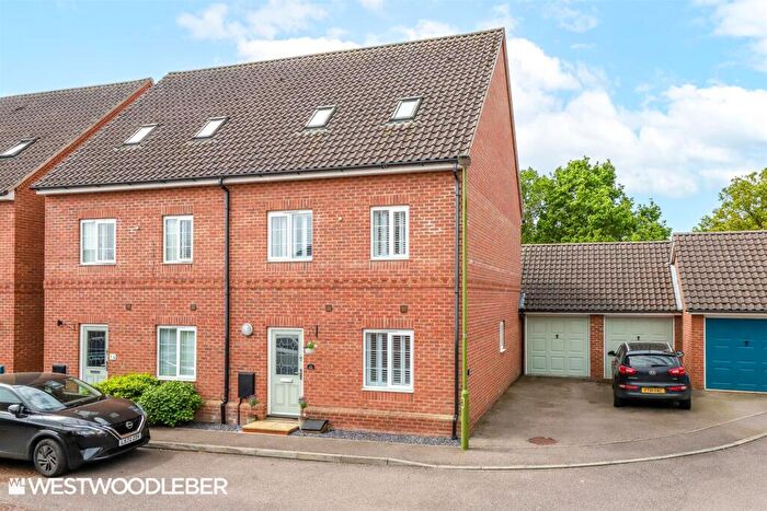 4 Bedroom Semi-Detached House For Sale In Harmonds Wood Close, Broxbourne, EN10