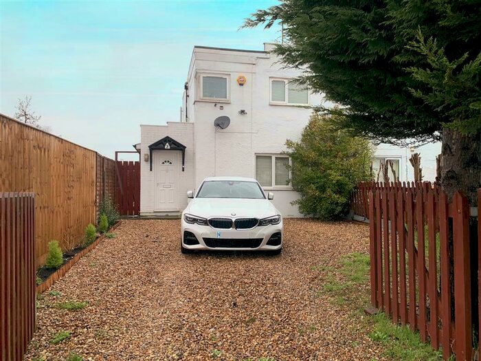 3 Bedroom House To Rent In Stonehaven Road, Aylesbury, HP19