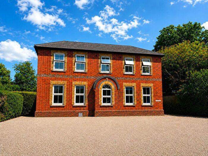 2 Bedroom Apartment To Rent In Dukes Ride, Crowthorne, Berkshire, RG45