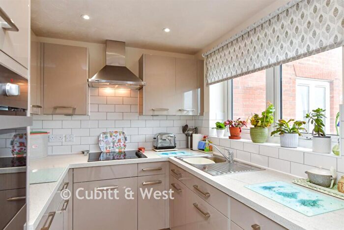 2 Bedroom Flat For Sale In Rowe Avenue, Peacehaven, East Sussex, BN10