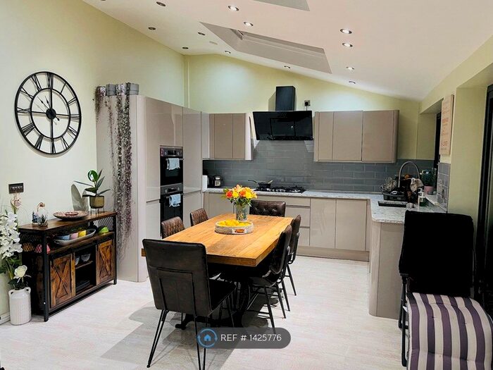 4 Bedroom Detached House To Rent In Plantation Gardens, Leeds, LS17