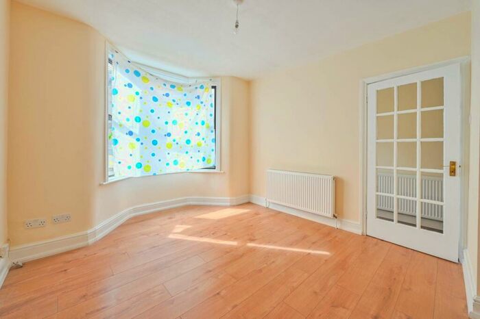 3 Bedroom House To Rent In Forest Road, Walthamstow, London, E17