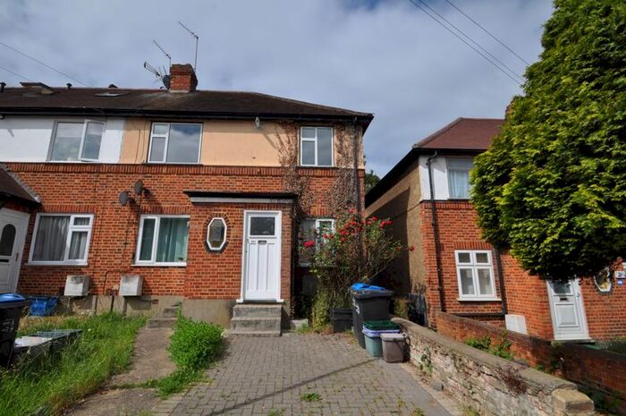 2 Bedroom Flat To Rent In Errol Gardens, New Malden, KT3