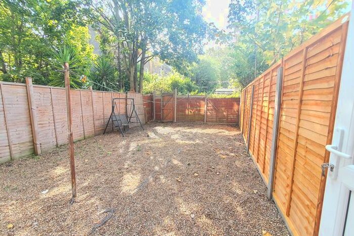 4 Bedroom Maisonette To Rent In Osmington House, Oval, Stockwell, London, SW8