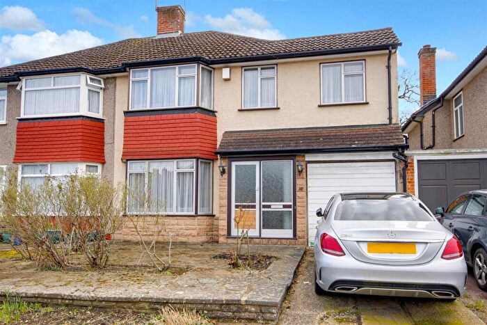 3 Bedroom Semi-Detached House For Sale In Lonsdale Drive, Enfield, EN2