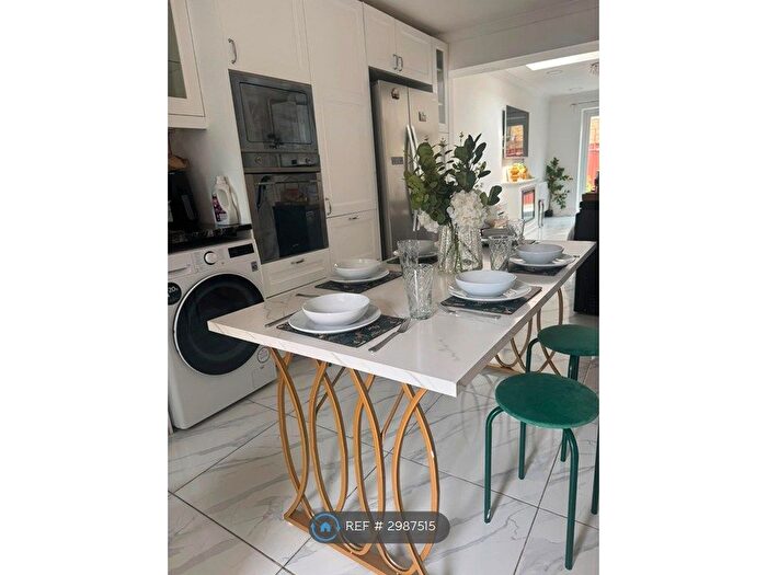 3 Bedroom Terraced House To Rent In Abbott Road, London, E14