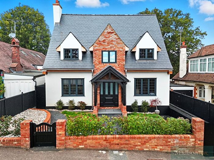 5 Bedroom Detached House For Sale In Knighton Close, Woodford Green, IG8
