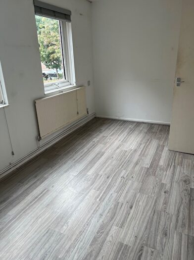 1 Bedroom Flat To Rent In Mile End Road, London, E1