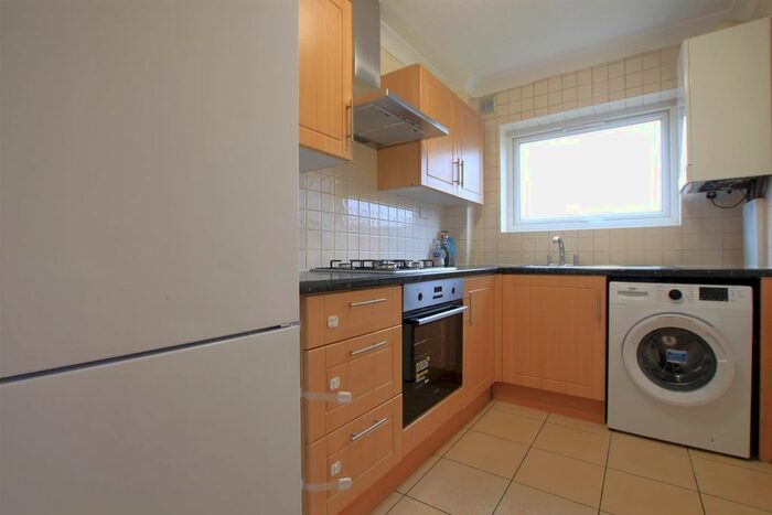 2 Bedroom Flat To Rent In Wivenhoe Court, Hounslow, TW3