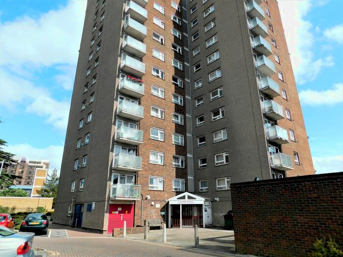 2 Bedroom Flat To Rent In Spelthorne Grove, Sunbury, TW16