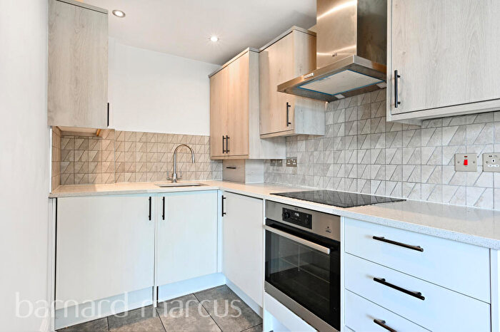 Flat To Rent In Cranes Park, Surbiton, KT5